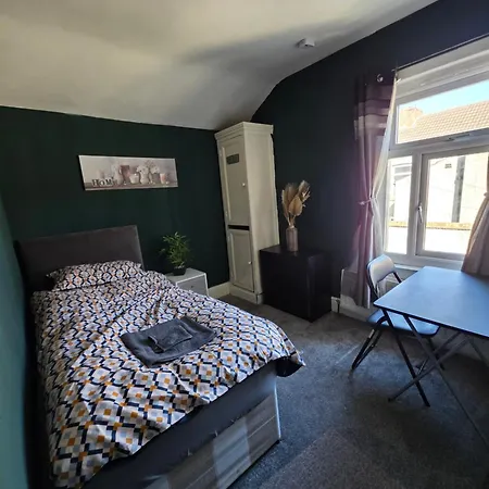 Kings Road Modern - 7 Beds - Ideal For Workers Holiday home *