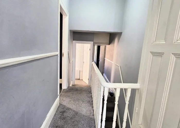 Kings Road Modern - 7 Beds - Ideal For Workers